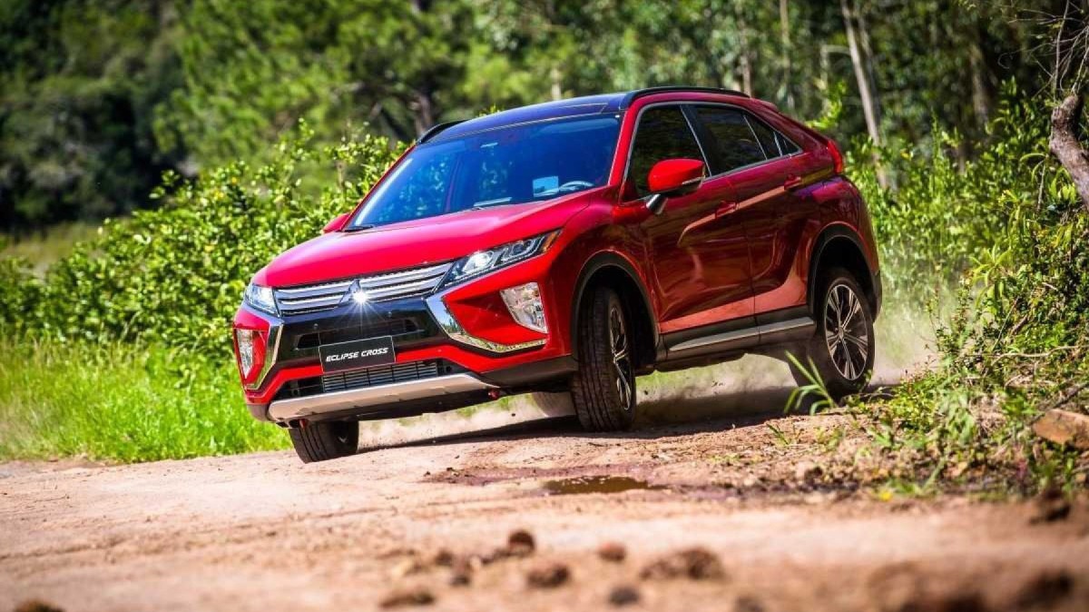 Com boa altura em relação ao solo e bons ângulos de entrada e saída, o Eclipse Cross vai bem em estradas de terra