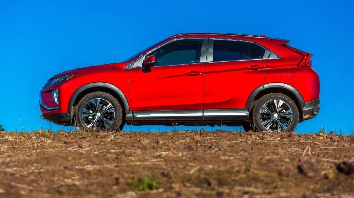 Mitsubishi Eclipse Cross HPE modelo 2019 vermelho de lateral estático na estrada de terra com céu azul ao fundo
