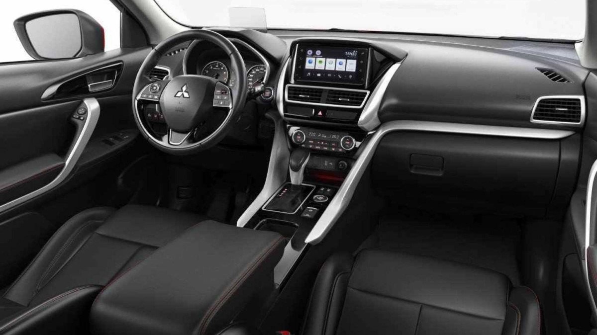 Mitsubishi Eclipse Cross HPE modelo 2019 vermelho interior painel volante e bancos dianteiros estático no estúdio