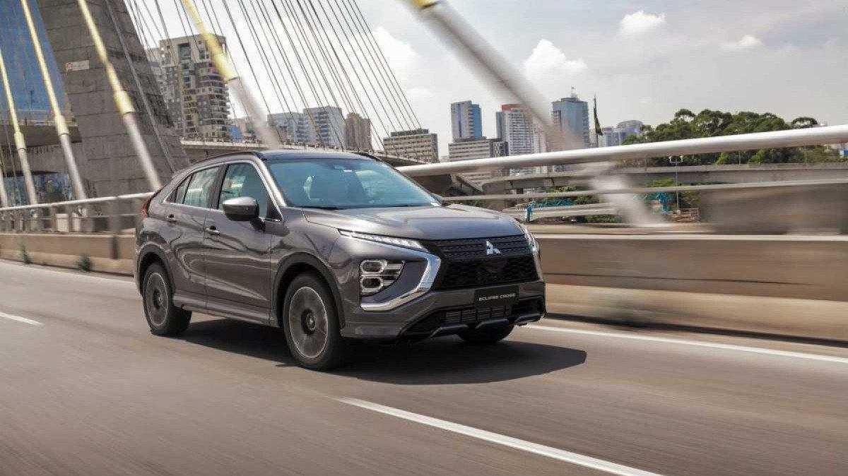 Mitsubishi Eclipse Cross HPE S modelo 2023 frente cinza movendo-se no asfalto passando por ponte em São Paulo