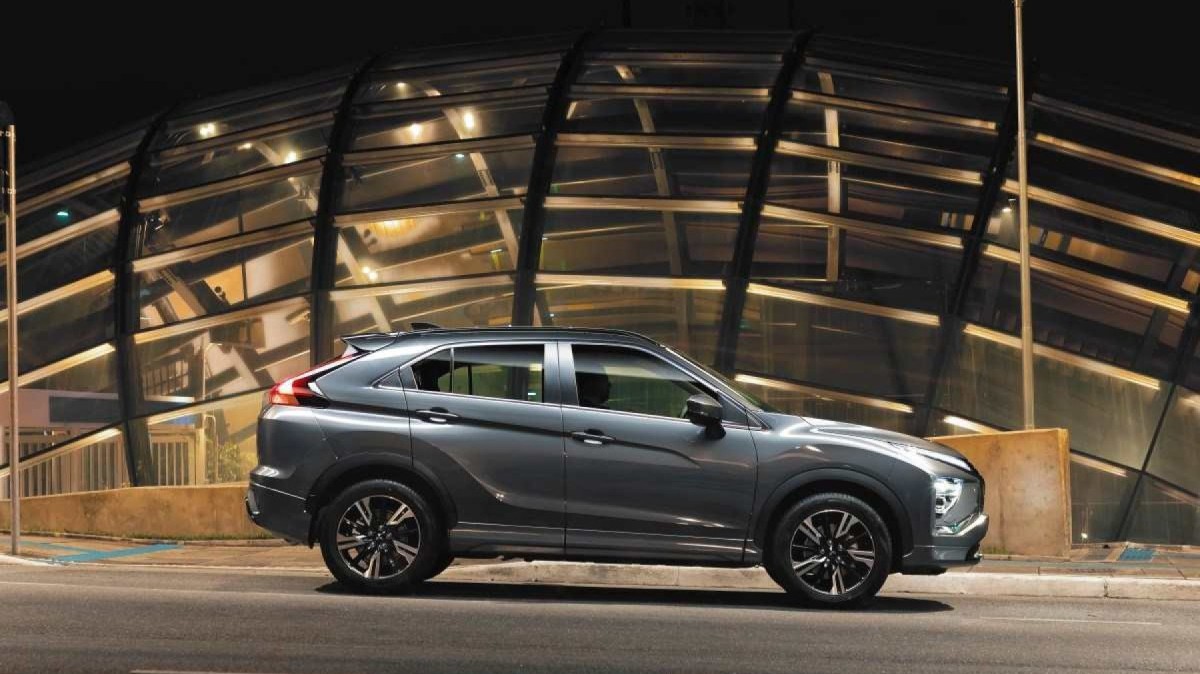 Apesar do vão livre do solo de mais de 21cm, no rodar na cidade o Mitsubishi Eclipse Cross não é desengonçado