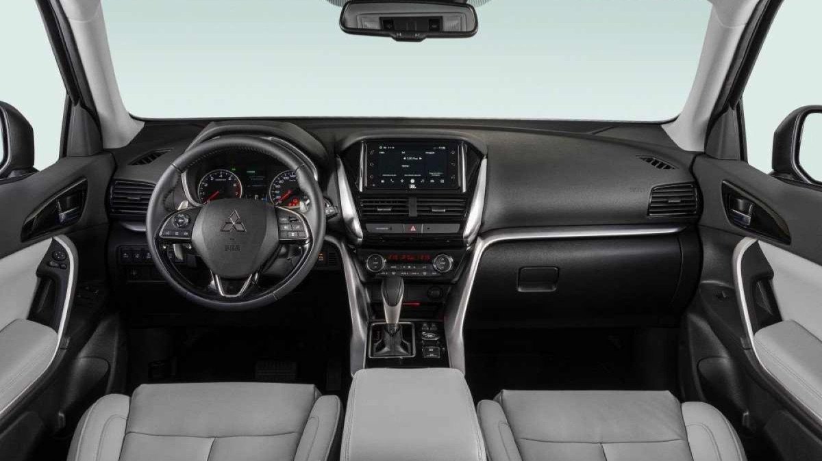 Os comandos são bem posicionados e o volante tem boa pegada