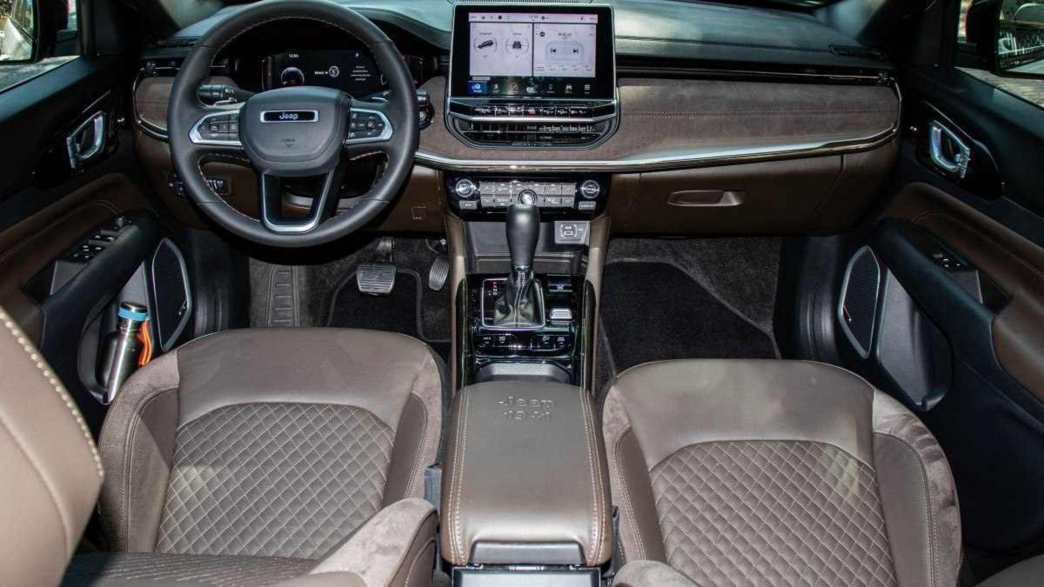 Jeep Commander Overland 2025, equipado com o novo motor 2.0 turbo Hurricane.