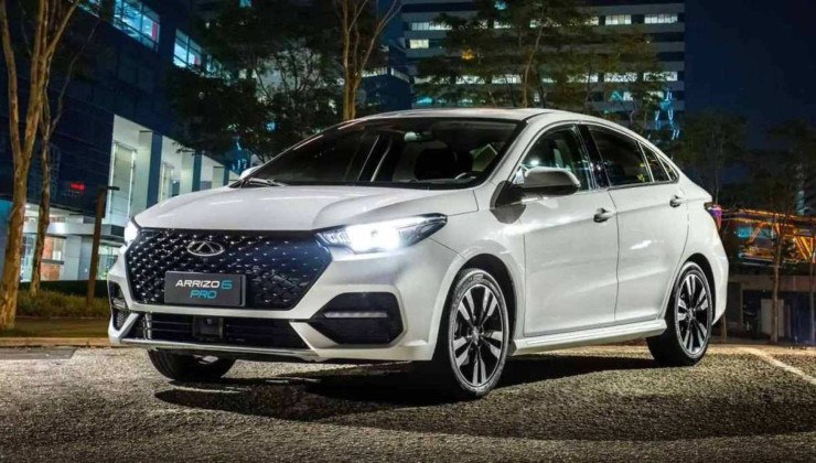 Caoa Chery Arrizo 6 Pro branco, de frente, estacionado em local fechado