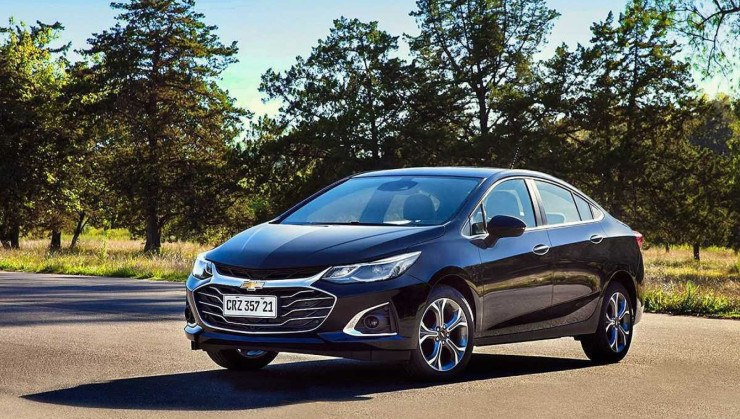 Chevrolet Cruze Premier 2021 preto, de frente, estacionado em local asfaltado, com &aacute;rvores ao fundo