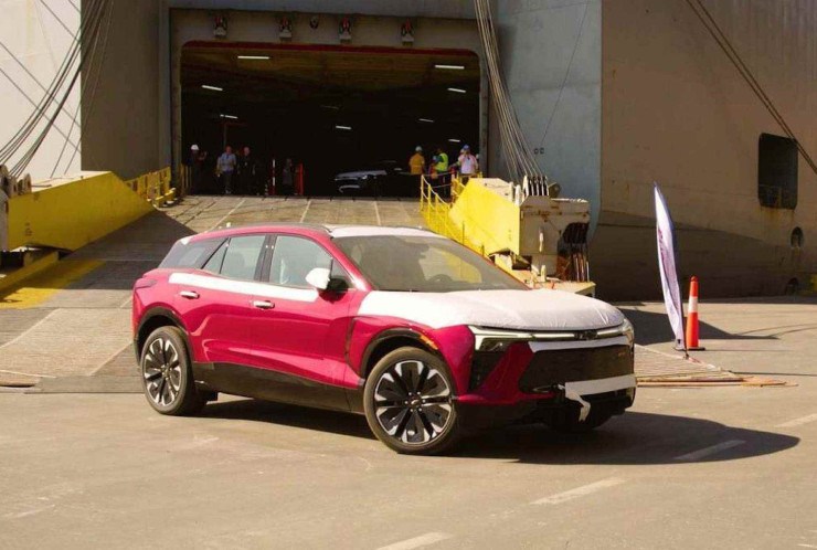 Chevrolet Blazer EV vermelho desembarcando com navio ao fundo