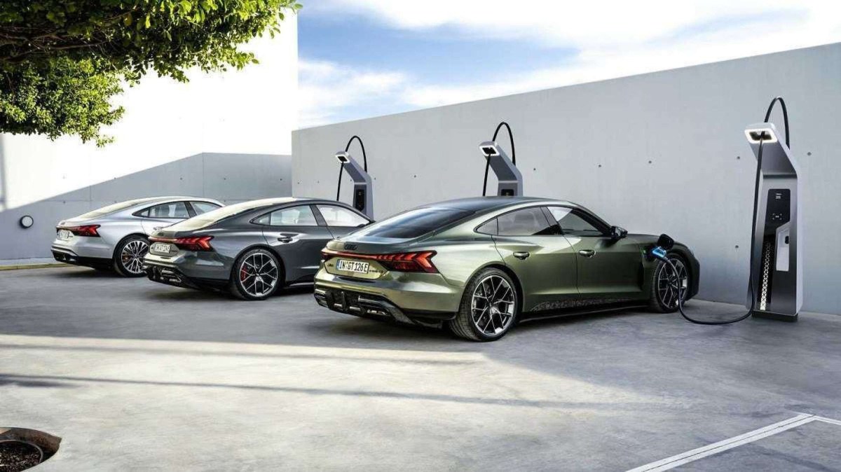  Static photo,.Audi S e-tron GT, Colour: Florett silver metallic; Audi RS e-tron GT, Colour: Nimbus gray perl effect; Audi RS e-tron GT performance, Colour: Bedford green metallic     