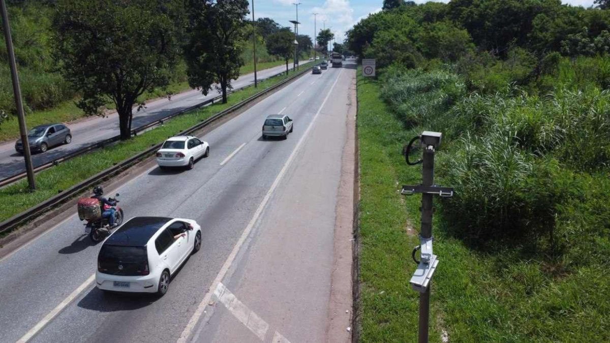 Visão geral da rodovia BR-040, nos arredores de Belo Horizonte, MG: imagem mostra radar de velocidade em primeiro plano, com veículos passando pela pista
