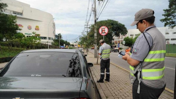 Multas podem representar grande prejuízo financeiro para muitos motoristas -  (crédito: Prefeitura de Curitiba / Divulgação)