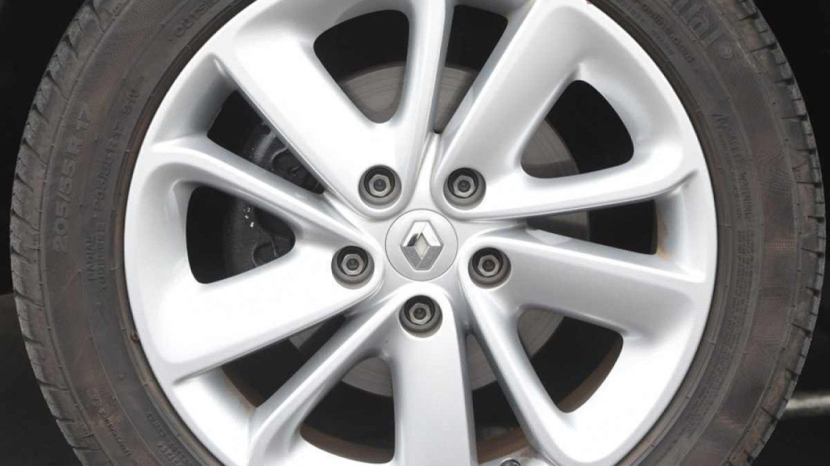 Renault Fluence 2.0 modelo 2014 preto roda de liga leve estático na rua