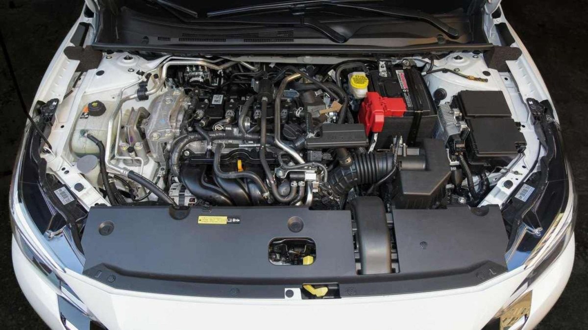 Foto da detalhes da motorização do Nissan Sentra 2025.