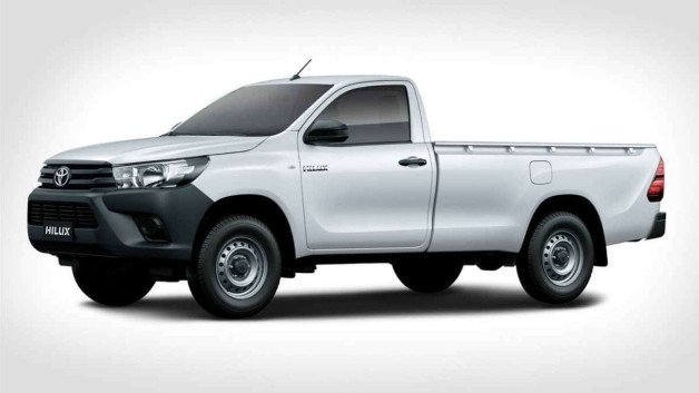 Toyota Hilux branca na versão de entrada, com cabine única, de frente, estacionada, em foto de estúdio