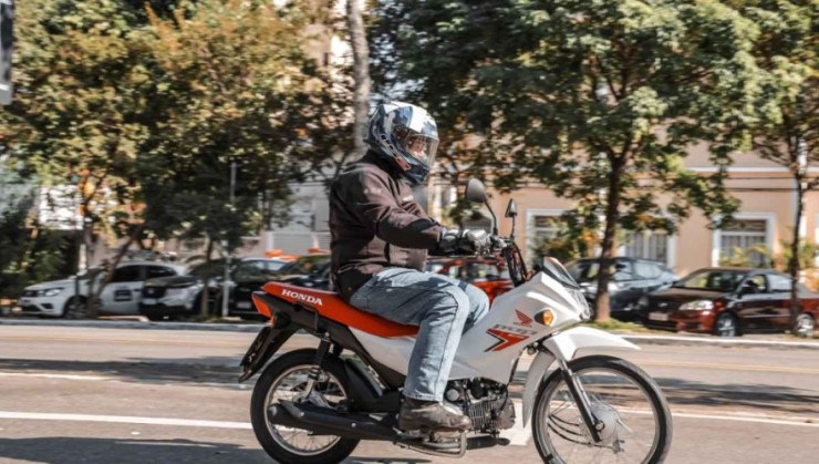 A Honda Pop 110i ES é bastante leve e esguia, pesando somente 87kg, o que contribui na sua agilidade no trânsito -  (crédito: Foto: Caio Mattos/Honda/Divulgação)