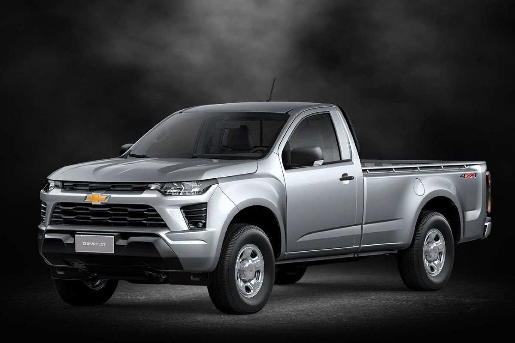 Chevrolet S10 2025 prata, na versão de entrada WT cabine simples, de frente, estacionada, em foto de estúdio