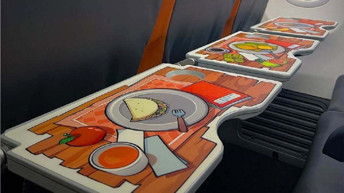 As mesas foram personalizadas com comidas típicas