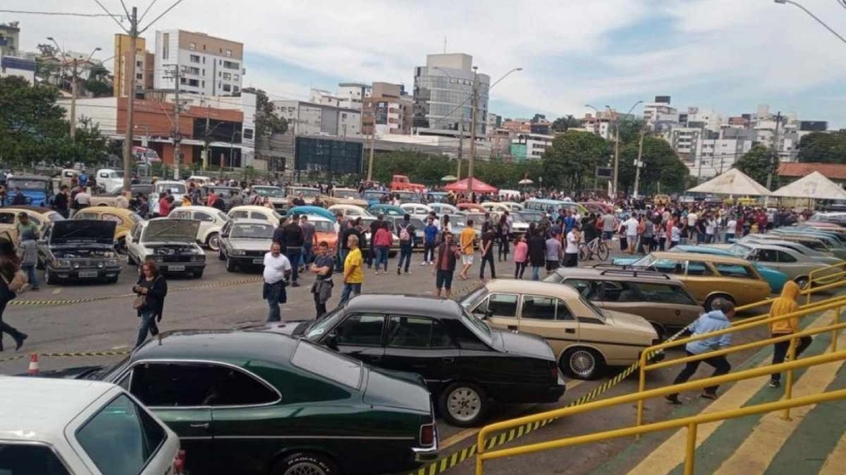 Encontro de Carros Antigos em Betim com Chevrolet Opala posicionado no estacionamento