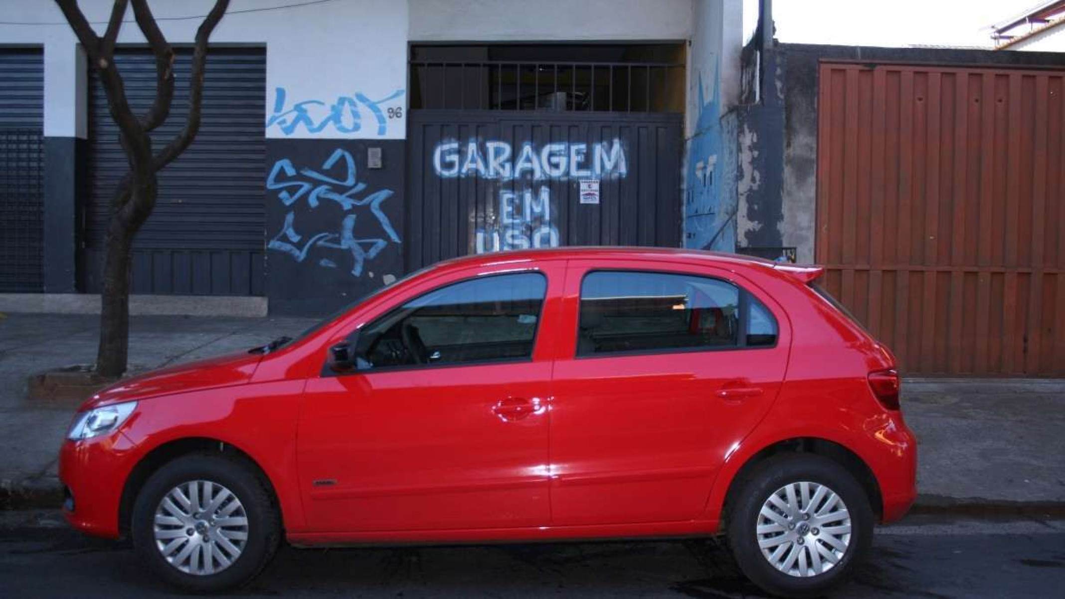 Agentes não podem multar carro estacionado em frente a uma garagem