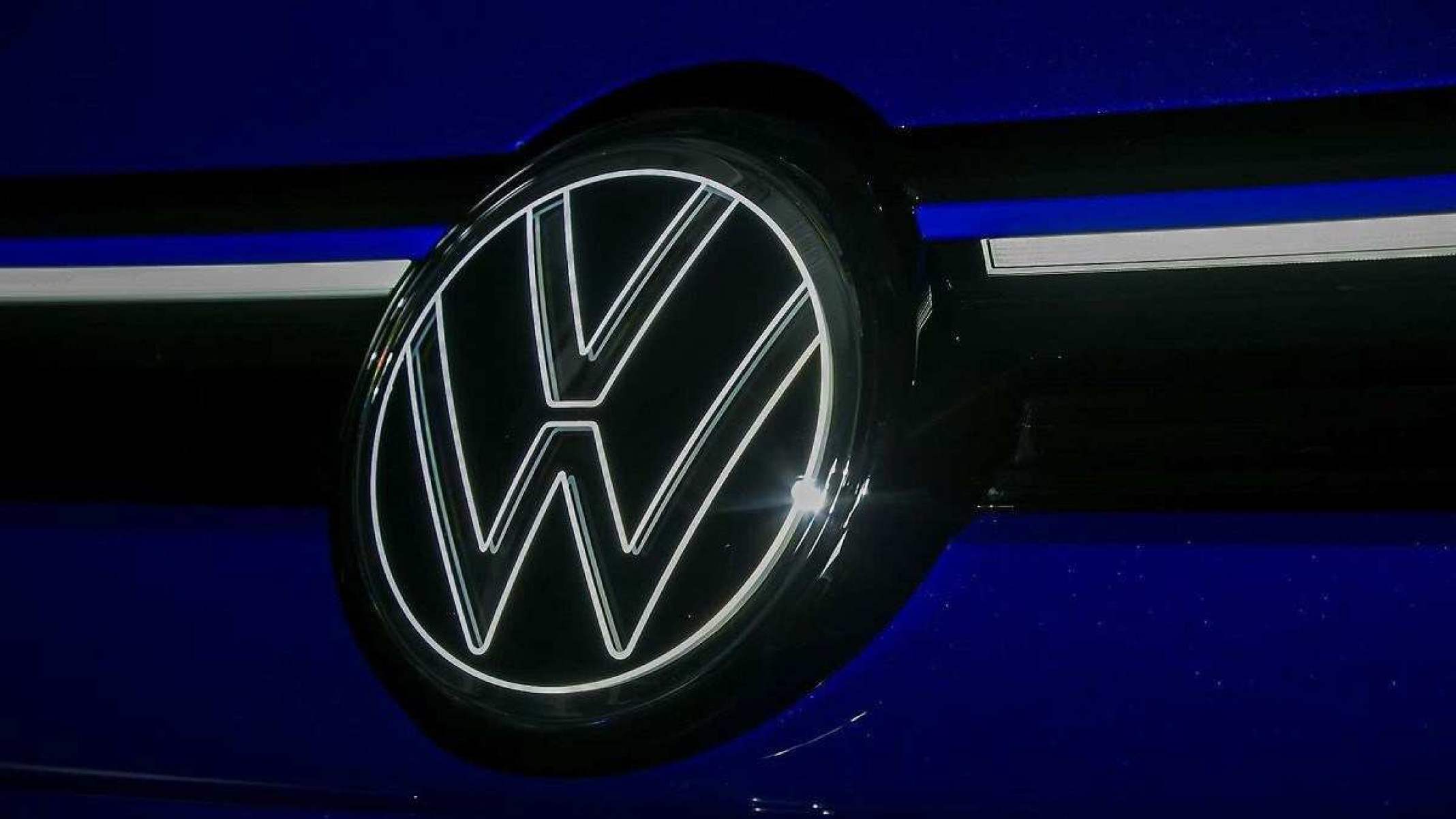 Logotipo da Volkswagen iluminado em dianteira de VW Golf R 2025
