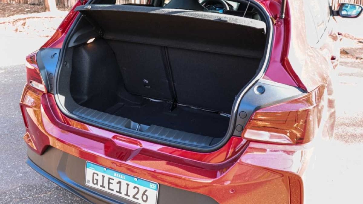 Chevrolet Onix RS modelo 2022 porta-malas traseiro vermelho aberto estático no asfalto