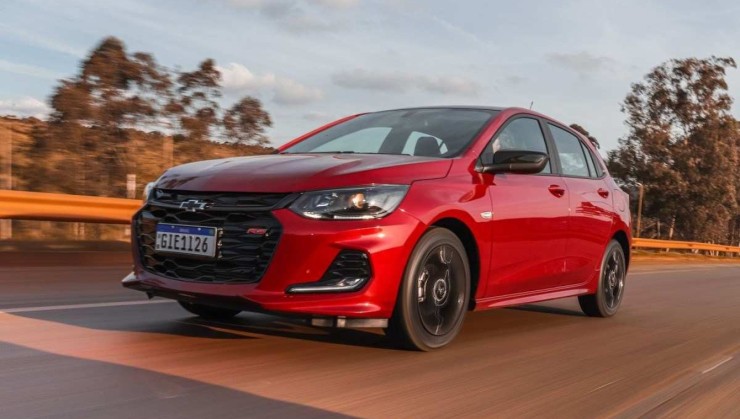 Chevrolet Onix RS modelo 2022 vermelho de frente em movimento no asfalto
