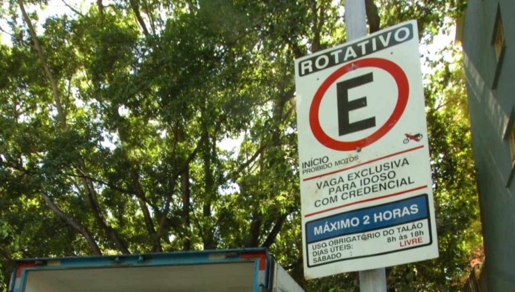 Estacionar em vagas destinadas a idosos é infração gravíssima -  (crédito: Cristina Horta/EM/D.A Press)