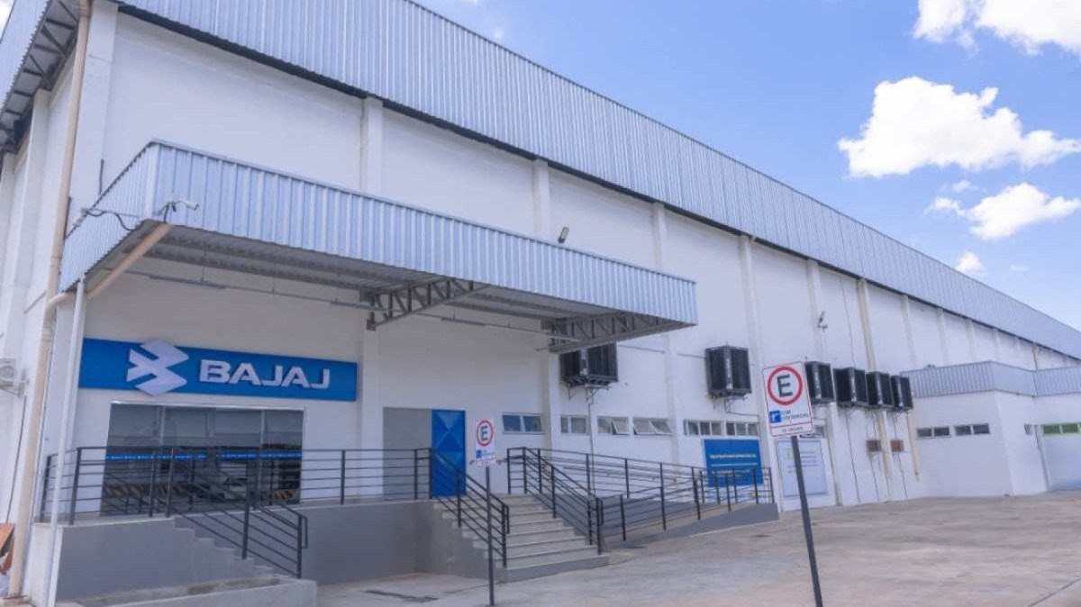 Fábrica Bajaj em Manaus Amazonas constrói fachada pintada de branco e azul