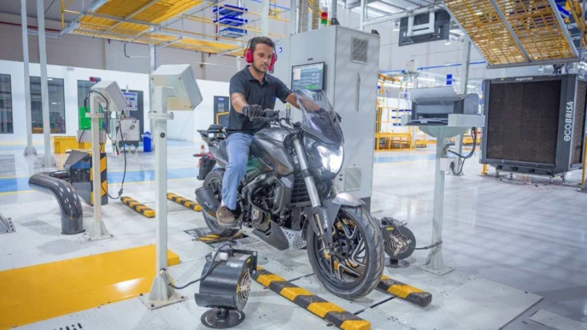 Fábrica Bajaj em Manaus Linha de montagem Amazonas com motocicleta Dominar 400 preta vista de frente no dinamômetro dentro do armazém