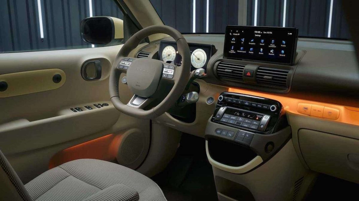 O interior do Hyundai Inster tem telas duplas de 10,25 polegadas, uma para o quadro de instrumentos e outra para o sistema de entretenimento