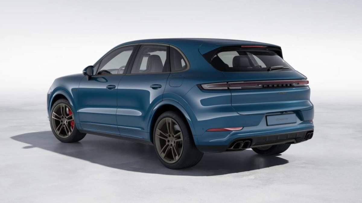 Porsche Cayenne 2025 azul estática traseira no estúdio