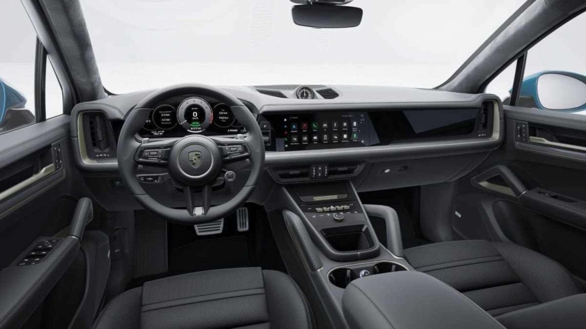 Porsche Cayenne modelo 2025 azul interior painel multimídia volante e bancos dianteiros estático no estúdio.jpg