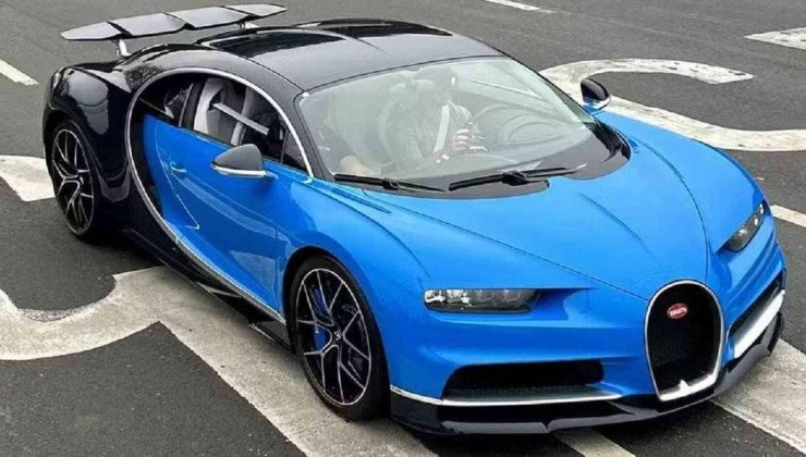 Bugatti Chiron Sport azul visto de frente com detalhes do lado direito trafega em rua asfaltada de São Paulo