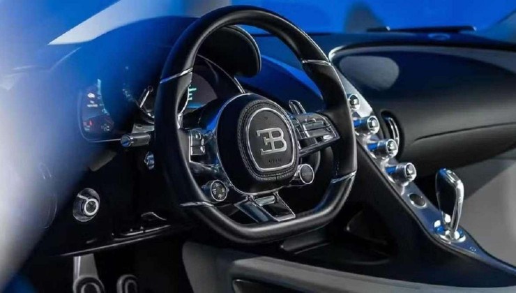 Imagem do volante de Bugatti Chiron Sport. Interior tem pe&ccedil;as em fibra de carbono na cor preta