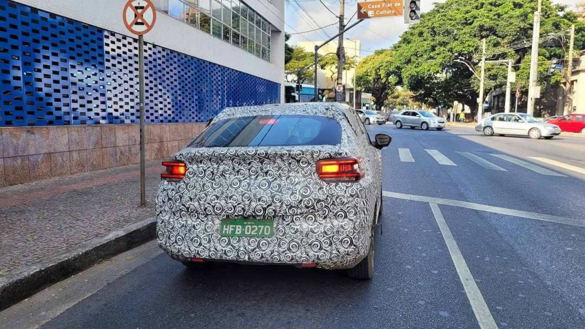 Retrovisor do Novo Citroën Basalt, camuflado, flagrado durante testes de estrada em Belo Horizonte