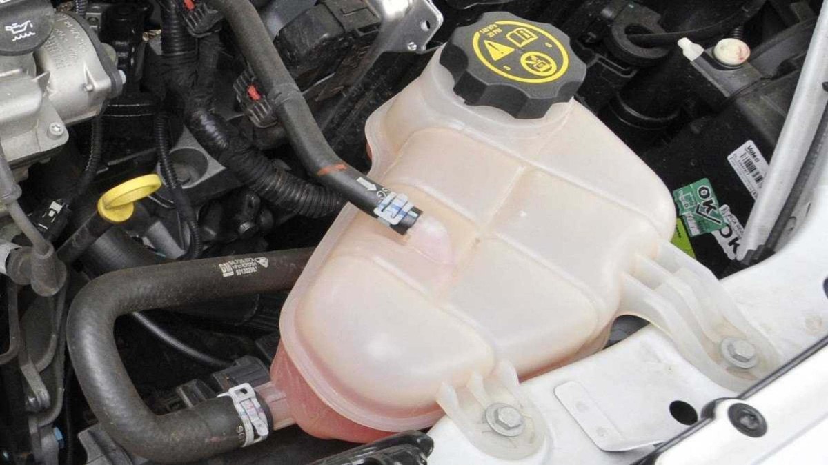 Motorista abre a tampa do sistema de refrigeração do carro e sofre queimaduras de segundo grau.