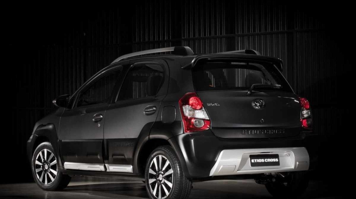 Toyota Etios Cross cinza modelo 2014 de traseira estático no estúdio