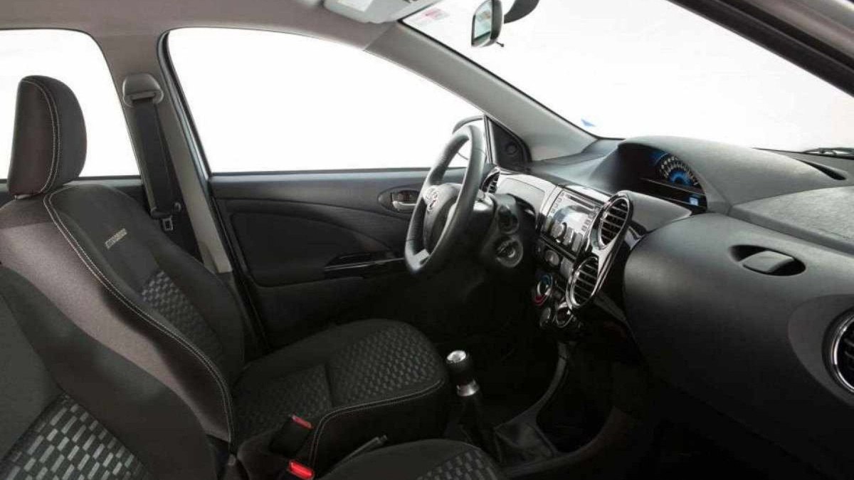 Toyota Etios Cross cinza modelo 2014 interior bancos dianteiros painel e volante estático no estúdio