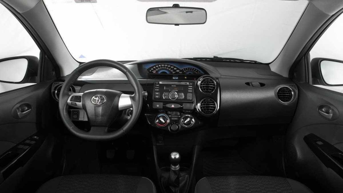 Toyota Etios Cross cinza modelo 2014 interior painel volante bancos dianteiros estático no estúdio