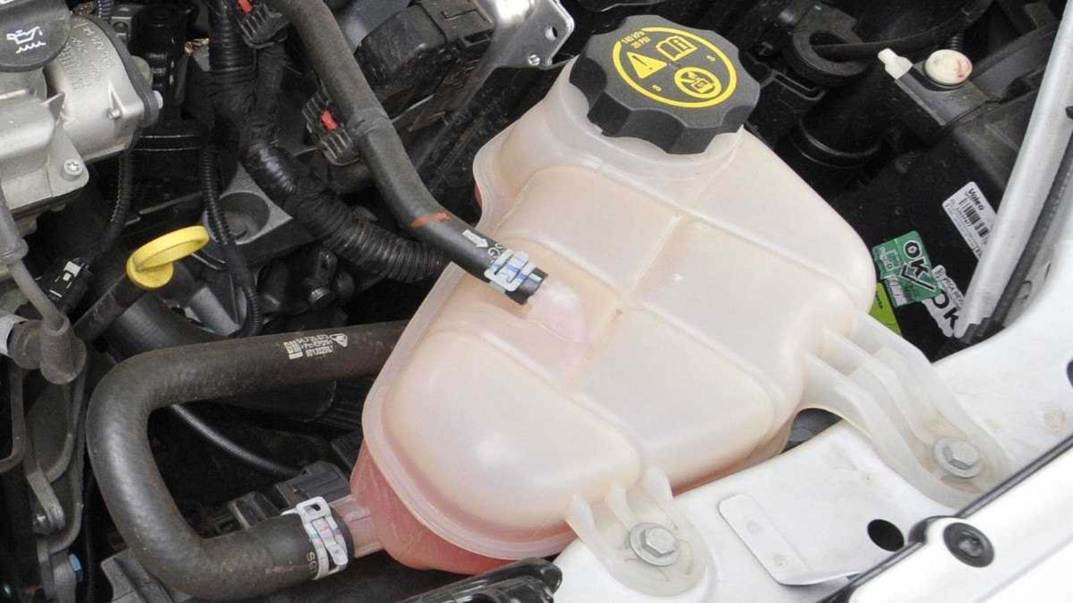 Motorista abre tampa do sistema de arrefecimento do carro e sofre queimaduras de segundo grau.