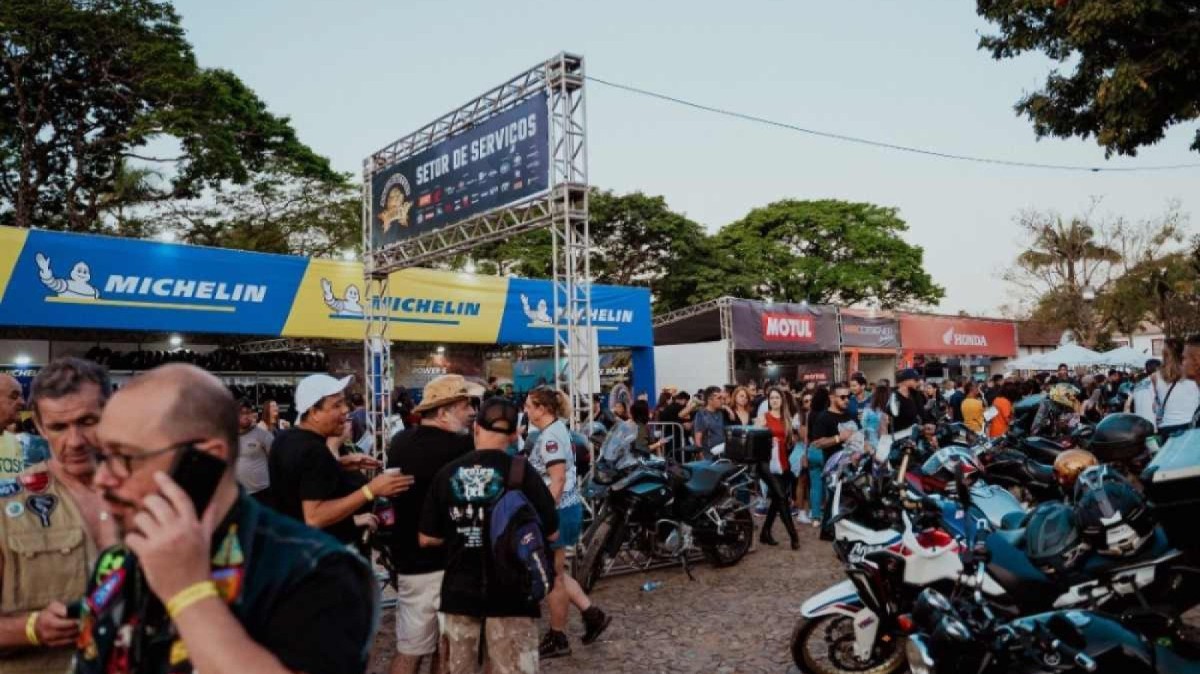 Bike Fest Tiradentes 2024 motos estacionadas e pessoas ao redor com estandes