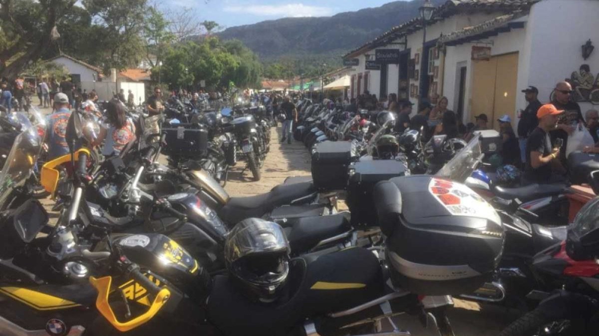 Bike Fest Tiradentes 2024 várias motos estacionadas e pessoas ao redor