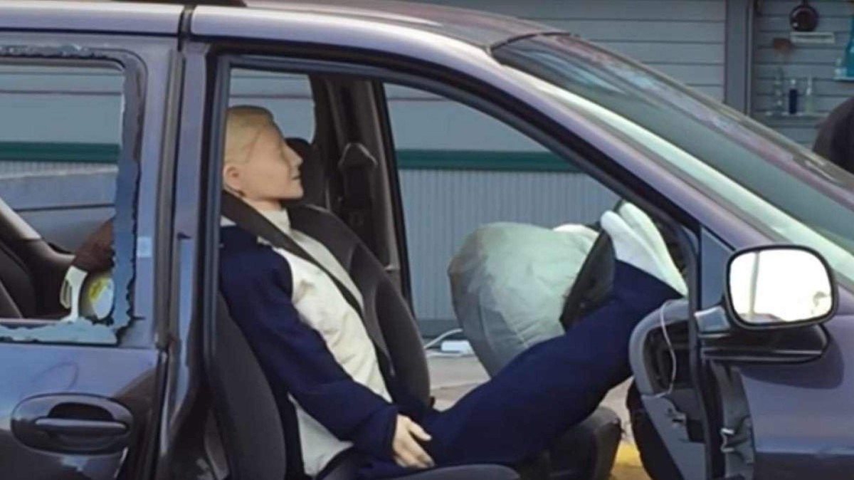 Testes demonstram perigo de se colocar os pés no painel do carro