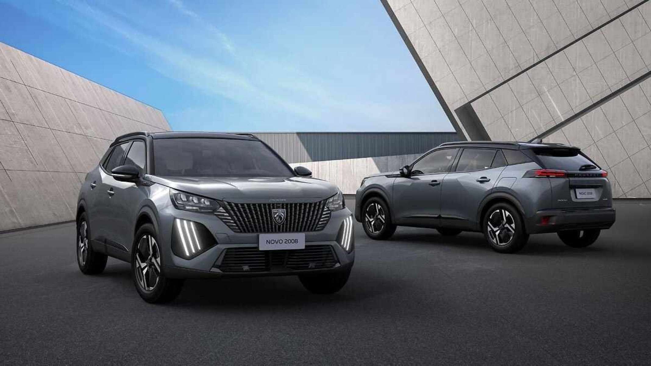 Dois Peugeot 2008 parados um do lado ao outro com céu azul ao fundo