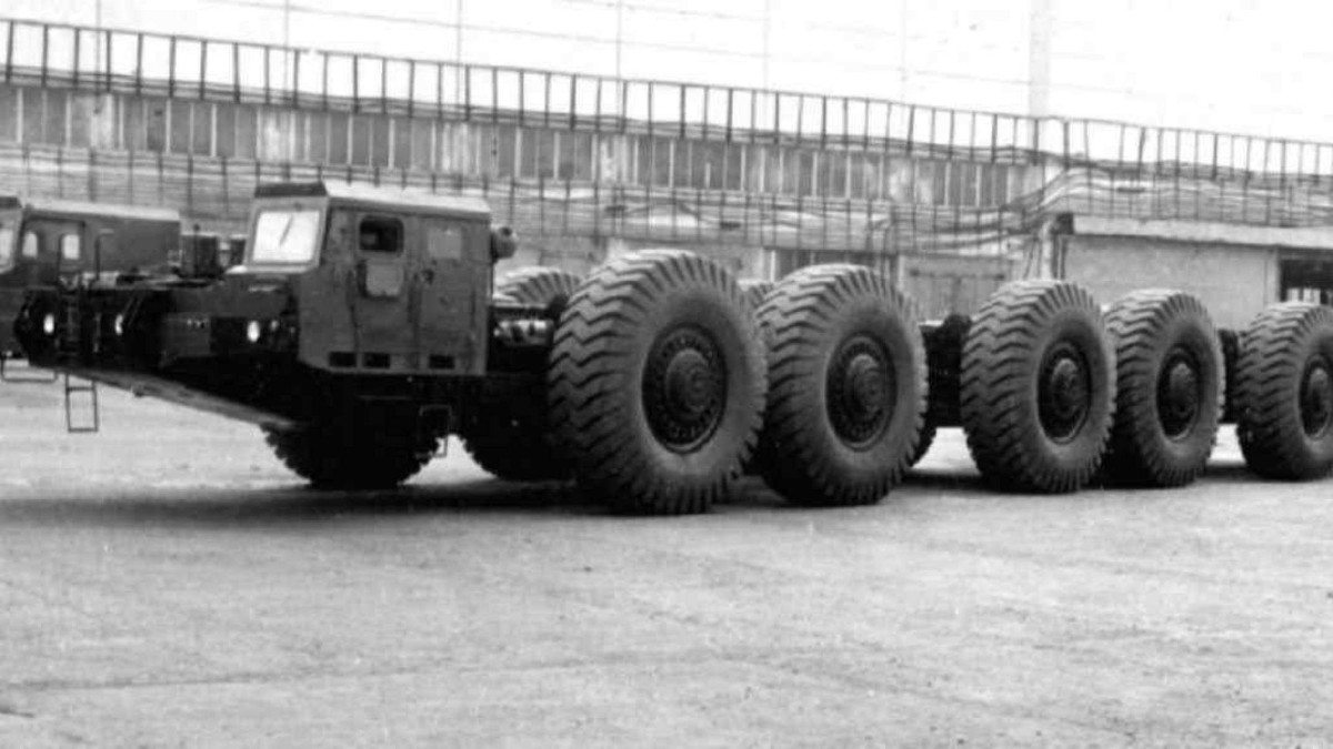 Fotografia em preto e branco de um caminhão de 6 rodas posicionado lateralmente