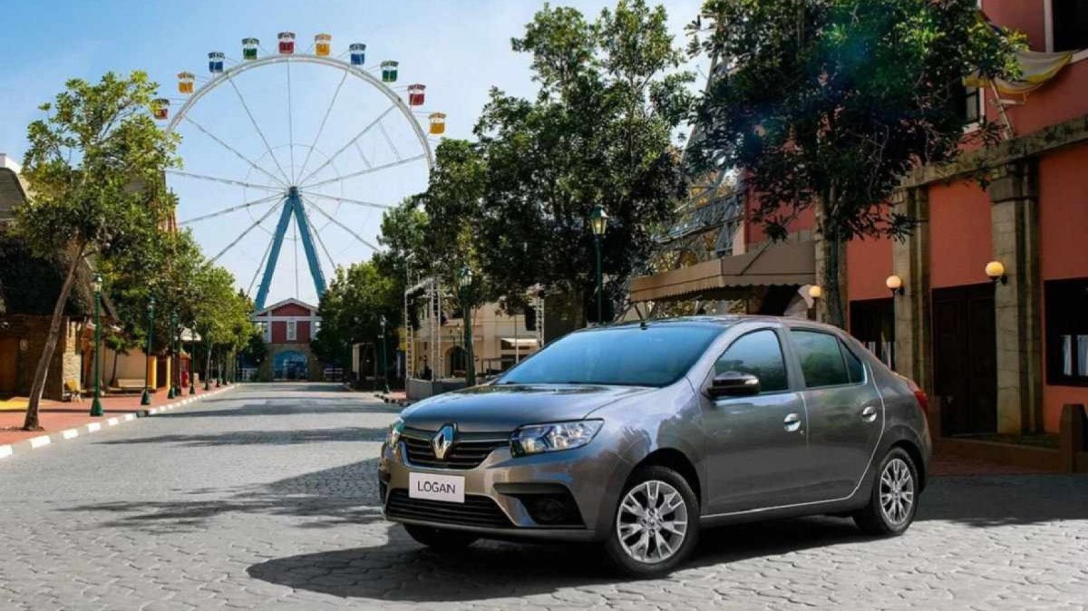 Renault Logan Zen 2020, cinza, estacionado de frente com roda gigante ao fundo