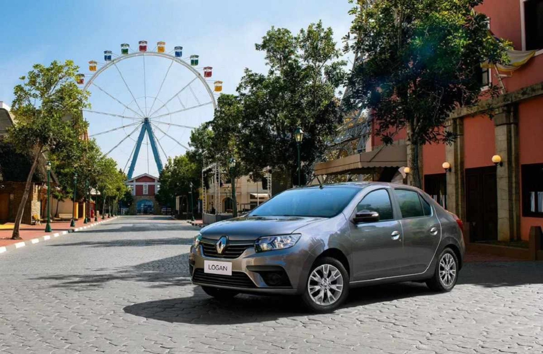 Renault Logan Zen 2020, cinza, estacionado de frente com roda gigante ao fundo