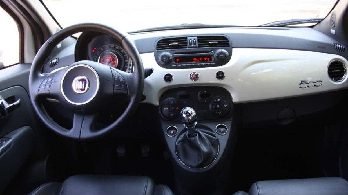 Fiat 500 tem acabamento interno de boa qualidade