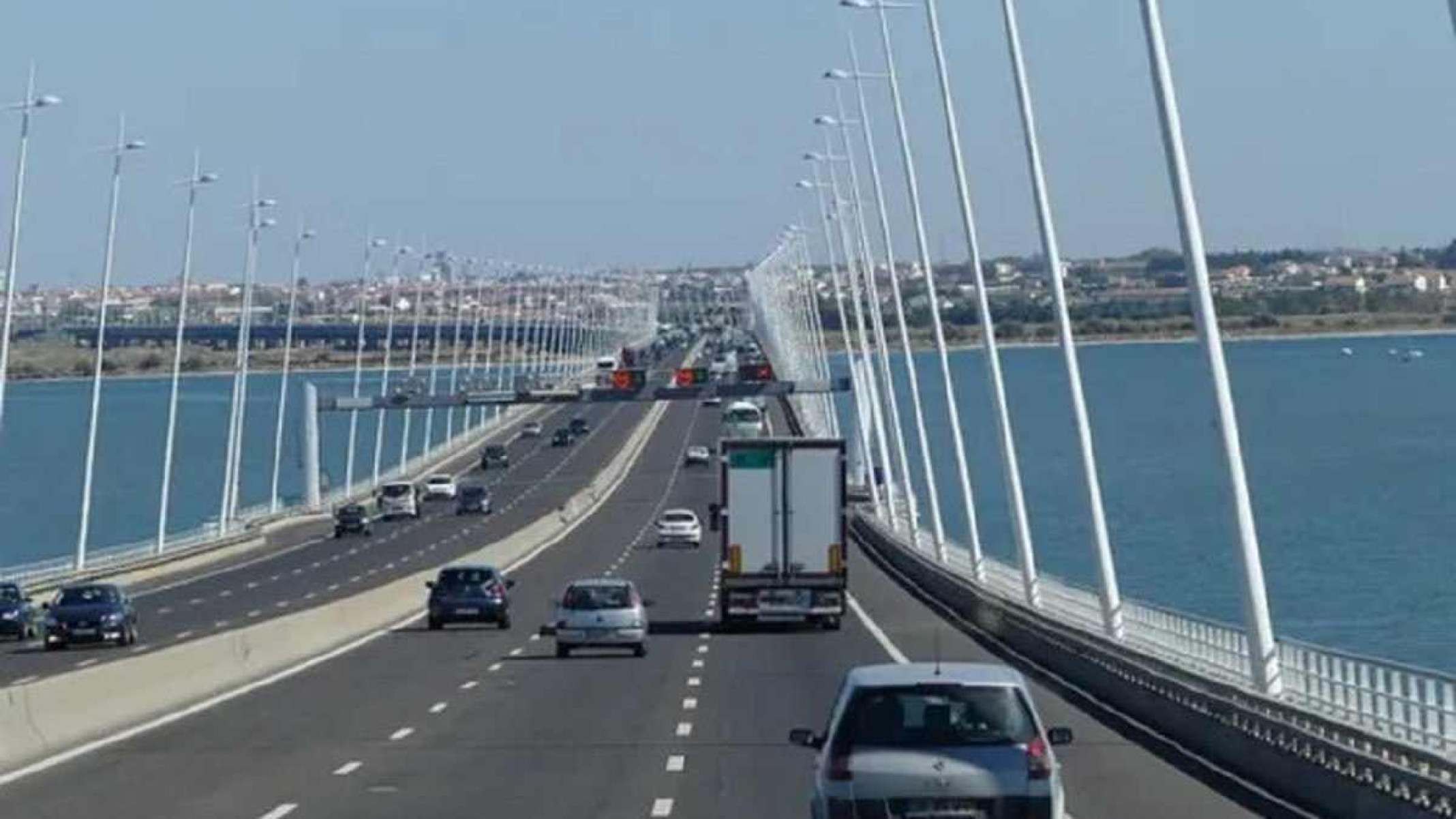 Ponte com tráfego sob o rio em Portugal