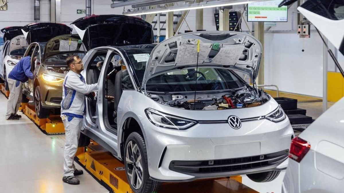 Fábrica de carros elétricos da Volkswagen Zwickau, na Alemanha, tem produção muito abaixo da esperada
    