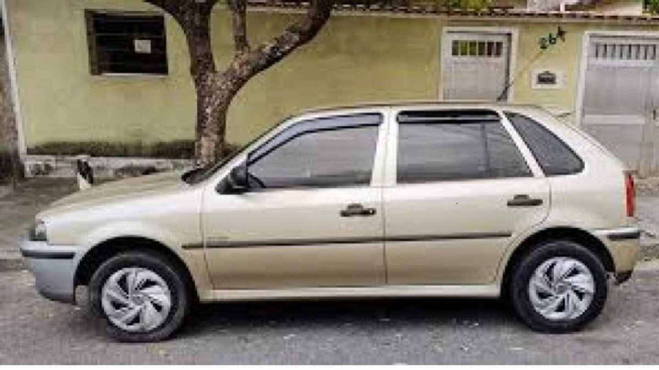 Volkswagen Gol zero-quilômetro de cor dourada estacionado lateralmente próximo a calçada