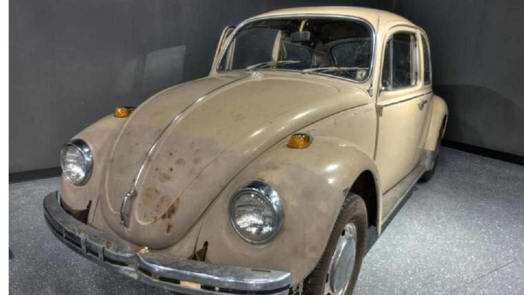 Volkswagen fusca 1968 em cor creme estacionado de frente